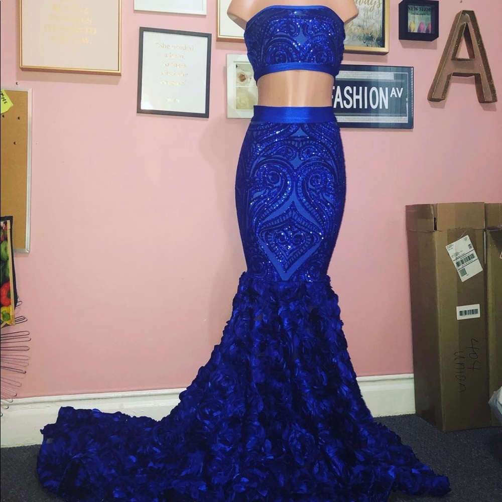 Fitted so the top is small and bottoms medium